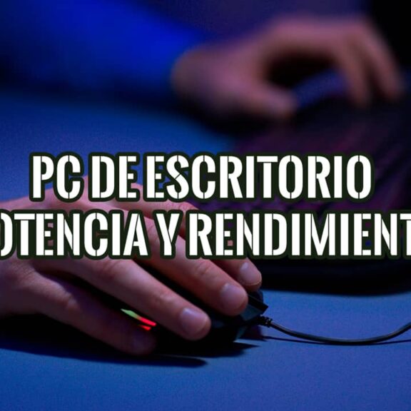 Manos usando un ratón y un teclado de un ordenador de sobremesa