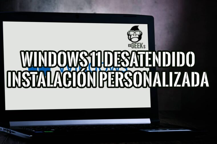 Portátil con la pantalla mostrando el título "Windows 11 Desatendido: Instalación Personalizada".
