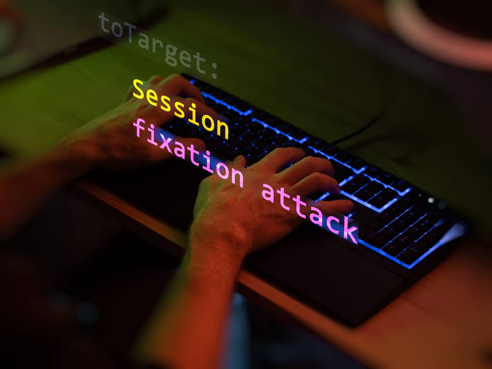 Las 5 Mejores Plataformas CTF en 2025 20 Manos escribiendo código en un teclado, resolviendo un desafío CTF de ciberseguridad.