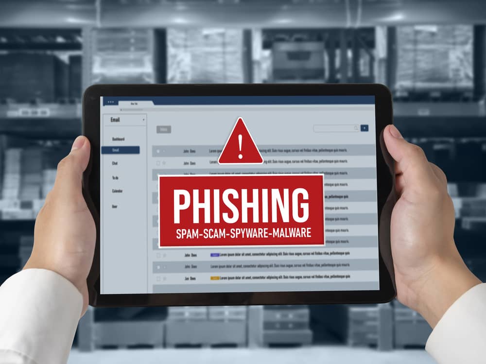 Spear Phishing: Una Amenaza que no Debes Subestimar 19 Imagen de una tableta mostrando una alerta de phishing, ilustrando consejos sobre cómo protegerse del spear phishing.