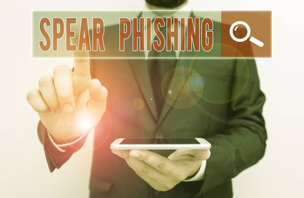 Spear Phishing: Una Amenaza que no Debes Subestimar 17 Imagen que ilustra el concepto de qué es spear phishing mostrando un hombre de negocios interactuando con un dispositivo digital.