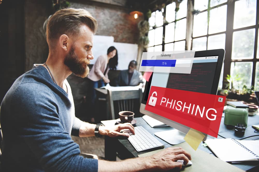 Un hombre trabaja en su ordenador; imagen conceptual que ilustra las estrategias para defenderse del Angler Phishing.