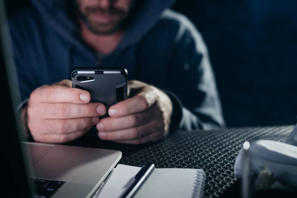 Aprende cómo saber si tengo un programa espía en mi teléfono, consejos y pasos para detectar malware móvil.