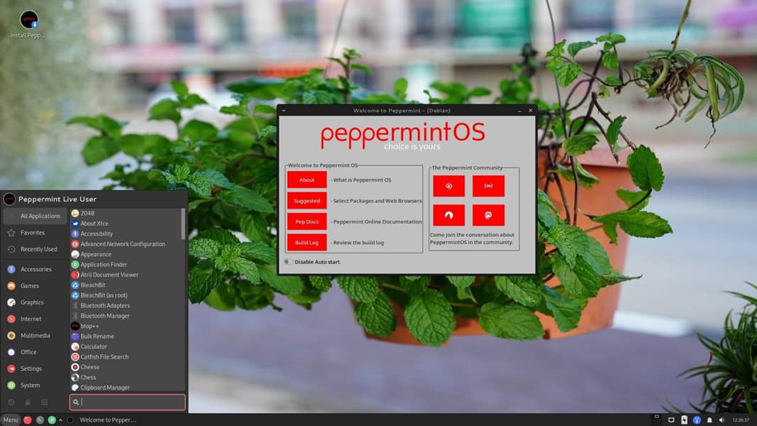 Escritorio de Peppermint OS con menú de aplicaciones y ventana de bienvenida, destacando Peppermint OS ideal para equipos antiguos.