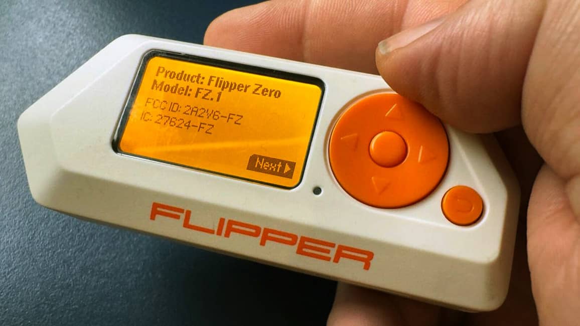 Imagen de qué es Flipper Zero, un dispositivo multiherramienta de código abierto para la exploración de protocolos de comunicación inalámbrica.