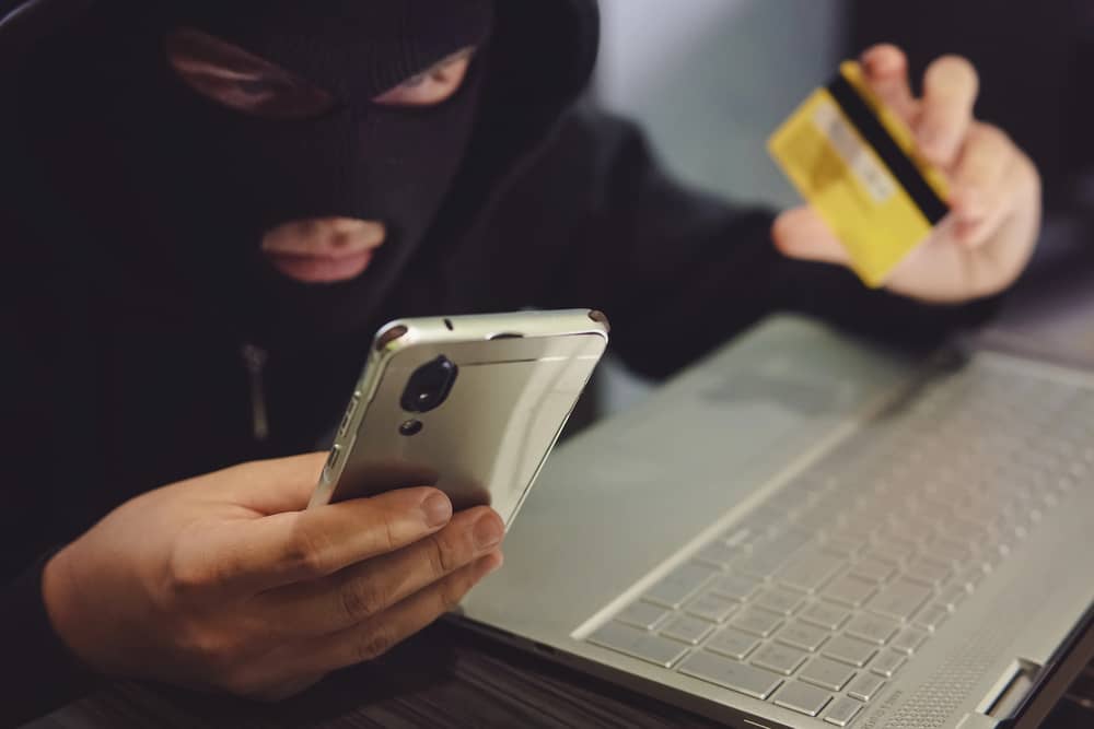 ¿Qué hacer si te roban el teléfono?: Protege tus datos e intenta recuperarlo 20 Qué hacer si te roban el móvil: Imagen que ilustra el robo de un teléfono móvil y la necesidad de actuar con rapidez para proteger tu información personal y financiera.