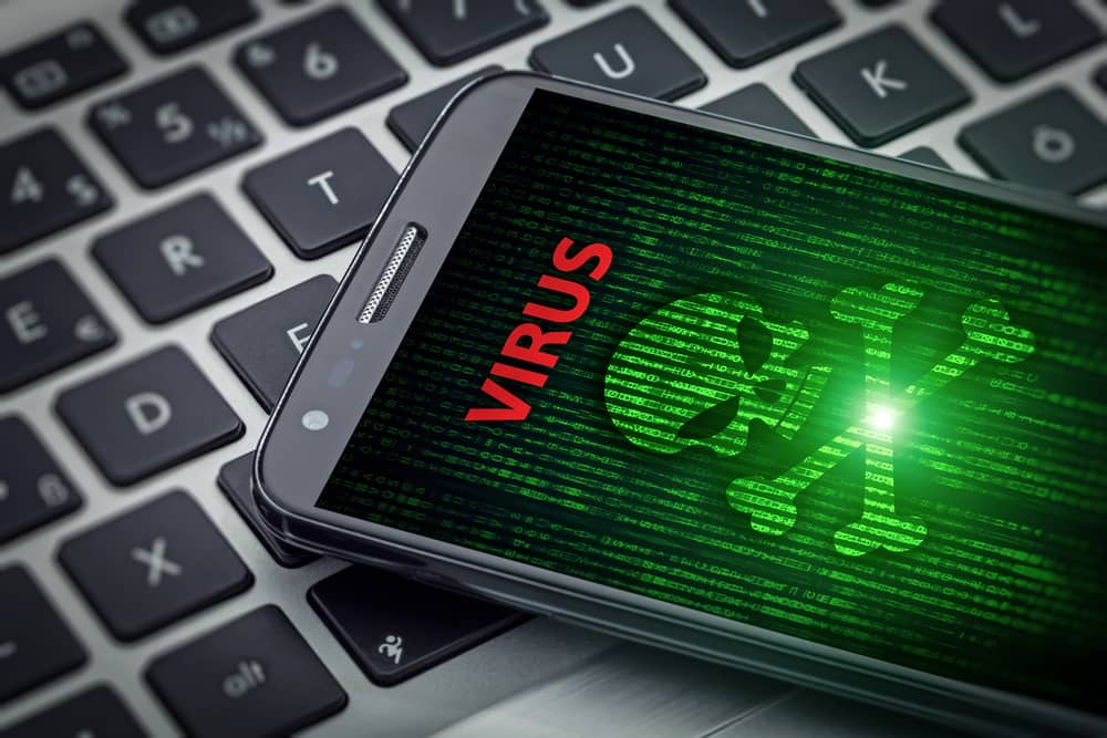 Cómo eliminar virus de Android: Guía completa y efectiva 17 Síntomas y cómo eliminar virus de Android: identifica un móvil infectado. Pantalla con código malicioso y símbolo de alerta.