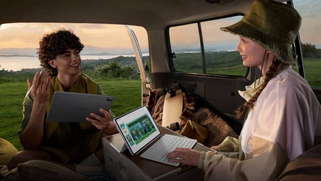 Guía Definitiva para Elegir tu Próxima Tableta 20 Dos jóvenes usan tabletas en la naturaleza. Guía para elegir tu próxima tablet: ¡Encuentra la ideal!