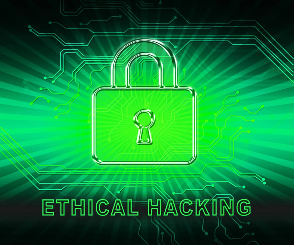 Candado verde sobre un fondo de circuitos que ilustra el concepto de qué es el hacking ético y su rol en la ciberseguridad.