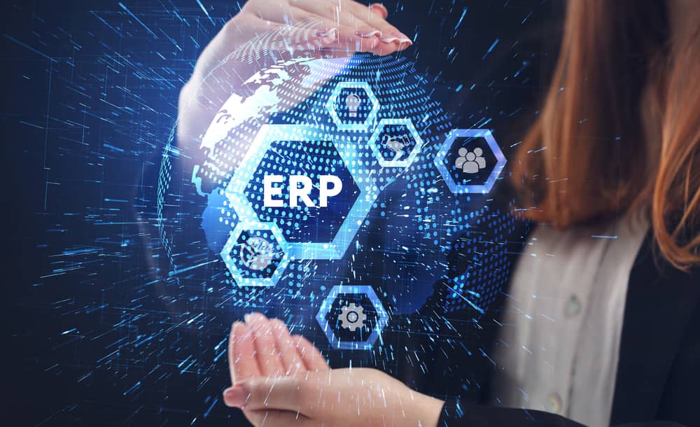 Riesgos de Seguridad en la Implementación de ERPs: De Sage a Dynamics 19 Concepto de buenas prácticas de hardening para ERPs con manos protegiendo una red global y el sistema de gestión.