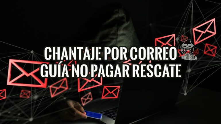 Chantaje por correo electrónico: Por qué NO debes preocuparte 16 Ciberdelincuente encapuchado realizando un chantaje por correo electrónico desde su portátil.