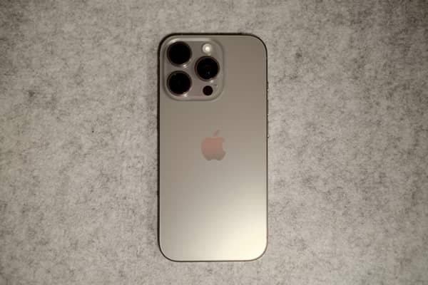 Cómo Tomar Fotos Profesionales con tu Celular: Guía Completa 2025 17 Vista trasera de un celular moderno con triple cámara, la herramienta clave para aprender a tomar fotos profesionales.