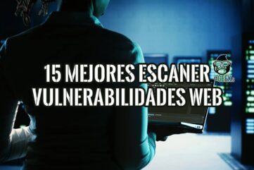 Experto en ciberseguridad en un centro de datos, sosteniendo un portátil para escanear vulnerabilidades web.