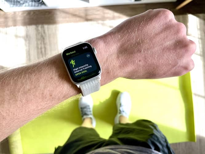 Descuentos Buen Fin Apple 2025: mejores ofertas en iPhone, iPad y Mac 21 Apple Watch en la muñeca de una persona durante un entrenamiento, un gadget ideal para comprar en el Buen Fin Apple 2025.
